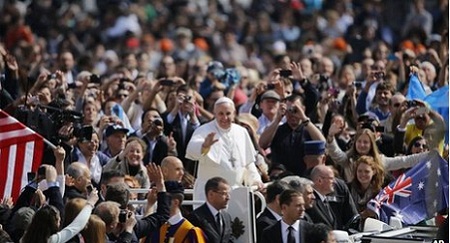 Pope Francis will wash the feet of prisoners in a youth detention centre near Rome on Maundy Thursday.